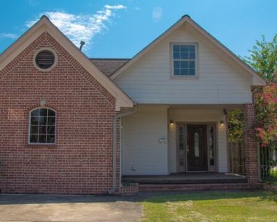 1513 Scarborough Ln. Spacious and clean 2/3 bedroom brick home. Great closet space, close to grocery stores and walking distance to Williams Elementary School. ALL BILLS PAID (lights, gas, water, wifi, cable, yard maintenance) Schedule a showing today.. 2 Bedroom. 1.5 Bathroom. 1370 ft