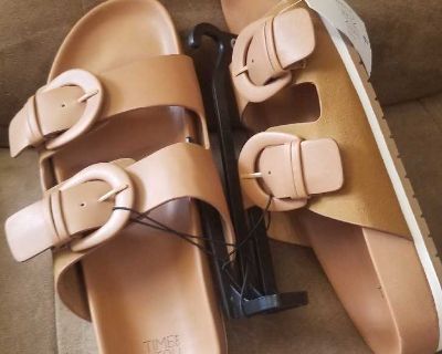 NWT ladies T&T Footbed Sandals