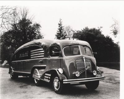 WANTED LABATT'S WHITE COE TRUCK Emblem 1937-1941 MODEL 812 TRUCK OR CHASSIS or Grill emblem