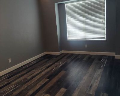 Private room with shared bathroom in a House with 4 roomies, Riverbank, CA 95367