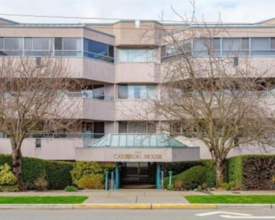 Spacious 2 Bed 2 Bath Condo in Saanich