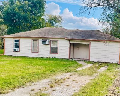 1745 Rivercrest St. Property for Rent in Beaumont, TX for $995 with 2 bedrooms and 1 full bath. This 956 square foot property was built in 1962 on a lot size of 0.164.. COZY NORTH END RENTAL! Ready for immediate move-in! This charming Traditional Ranch home is perfectly situated in the quiet Country Club Terrace subdivision. Featuring 956 sqft of comfortable living space, this home offers an ex...