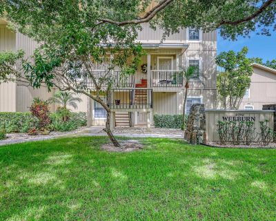 SE Wood Haven Lane. Winter getaway in beautiful Jupiter! This gorgeous rental is available now. Located in charming Tequesta. Riverbend Country Club is a gated, all ages welcome community. Active community includes a private 18-hole Fazio golf course, tennis, pickle ball, swimming, water activities, clubhouse and more! Riverbend is located between the beautiful banks of the Loxahatchee River, a...