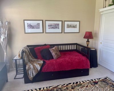 Beautiful Bedroom, bathroom, loft in Scottsdale