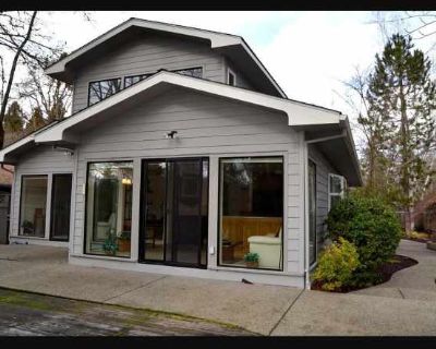 3 Bedroom 3BA 2100 ft Pet-Friendly Apartment For Rent in Grants Pass, OR
