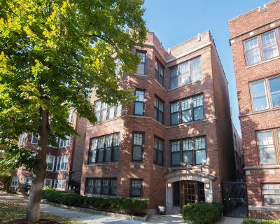 1216 E Hyde Park Boulevard, 4S. Welcome to this exquisite 4bed/3bath top floor condo located on beautiful tree lined Hyde Park Blvd and the peaceful Madison Park right out your back door. This spacious top floor condo has a open and flexible floor plan perfect for entertaining, a large sun drenched living room and ample space for a large dining room table. Gourmet kitchen comes equipped with st...