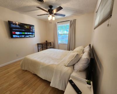 Private room with shared bathroom in a House with 3 roomies, Lakewood, CA 90715