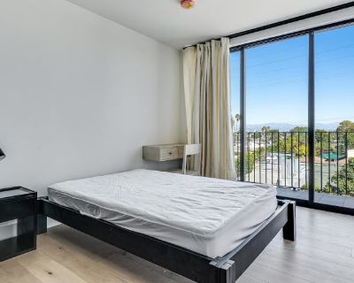 Private room with shared bathroom in Apartment with 5 roomies , Los Angeles , CA 90066
