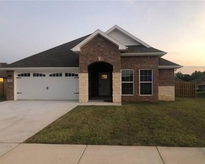 257 Hunt St. Absolutely beautiful 3 bedroom/2 bath home. Fireplace in Living Room. Open Floor Plan. Appealing lighting inside and out. Relax in spacious Master Bedroom with Bath and large Master Closet. Well kept home. New paint. Appliances include refrigerator, stove, microwave, and dishwasher. Best of all it has a Fall Move In Special -- Half off your first month's rent. You won't want to mis...