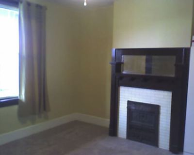 Private room with shared bathroom in a House with 2 roomies