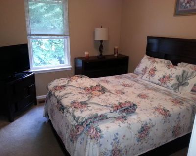 furnished room in fully furnished townhome. it has nice garden/grilling area and private parking .very peaceful and safe. The townhome is in hermitage by Nashville shores and Percy priest lakeclose to the airport and Mt Juliet and only 10 minutes to opry land and the downtown. . 1 Bedroom. 2 Bathroom