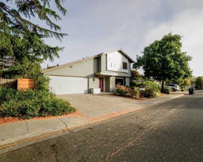 3 Bedroom 1.5BA 1338 ft Pet-Friendly Apartment For Rent in Benicia, CA