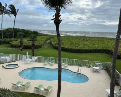 1550 S Ocean Dr Apt 6. Enjoy Fort Pierce, Florida, in this beautiful oceanfront apartment available from January to May 2026. 2 bedrooms, 2.5 bathrooms, Fully furnished, Assigned parking and covered parking, Community pool, Direct beach access, Ocean views from the back and river views from the front, Stainless steel appliances, Ceramic tile and wood staircase, Walking distance to popular Archi...