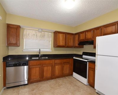 2 Bedroom 2BA 1157 ft Townhouse Condominium For Rent in Houston, TX