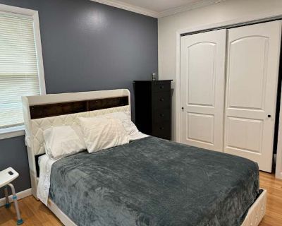 Private room with shared bathroom in a House with 2 roomies