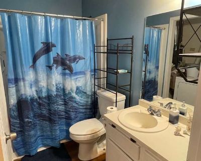 Available on: now. Furnished. Parking available * Internet included * Students welcome * 40+ years welcome. This home is in a great location close to Kennesaw State University and Kennestone hospital. There are two rooms available in the hallway (each at $800) with a shared bath and large dining room/living room area, as well as a beautiful, remodeled kitchen to share. Currently have them furni...