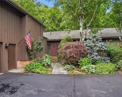 3 Bedroom 2BA 3011 ft Condo For Sale in Aurora, OH