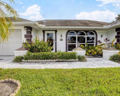 SE Sunshine Avenue. Welcome to this lovely Custom impact windows doors CBS home featuring 2 bedrooms, 2 full bathrooms, and a spacious 2 car garage, perfectly situated in the heart of the Sandpiper community. You'll love the fenced backyard with room for a pool and a side entrance, perfect for your boat or RV.. 2 Bedroom. 2 Bathroom. 1685 ft