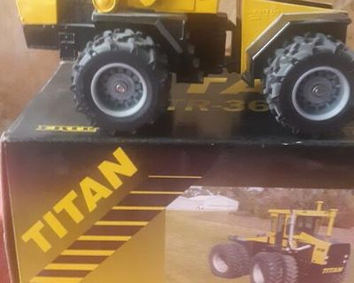 1/32 scale Titan STR 360 nib, very nice tractor
