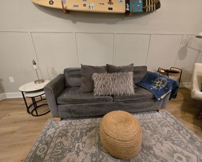 This listing is a mid term rental (30 days or longer) on https://homads.com/. Your home in Annapolis! Barefoot Cottage is a 1-bedroom apartment nestled along the shores of the Chesapeake Bay. As you step inside, youll be greeted by a charming interior adorned with coastal decor and soothing hues reminiscent of the nearby waters. The bedroom features a plush queen-sized bed, promising restful ni...