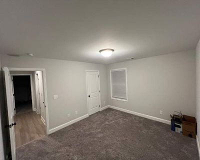 Private room with own bathroom in a House with 1 roomie, Athens, AL 35613