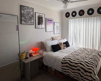 Available on: now. Furnished. Pet friendly. Parking available * Internet included * Cat friendly * Dog friendly * Children friendly * Students welcome * 40+ years welcome. Cozy private room with private bath available for rent in a beautiful, well-maintained two bedroom apartment. Rent is 900 a month including all utilities and wi-fi! Other perks are in-unit washer/dryer, dishwasher, large pant...