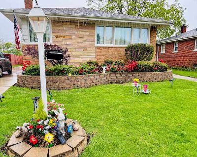Private room with shared bathroom in a House with 1 roomie