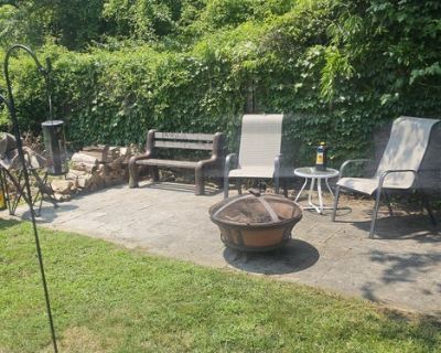 Total rooms: 3. Deposit: $350.00 * Utilities included?: Yes * Fees apply?: No. References required. Females preferred. Non-smoking. Not for couples. Age preference: 23 - 99. Furnishings: Furnished * Parking: Yes * Garage: Yes * Yard/patio: Yes * Balcony/roof terrace: No * Disabled access: No * Living room: shared * Broadband included: Yes. Availability Available Now Minimum term None Maximum te...