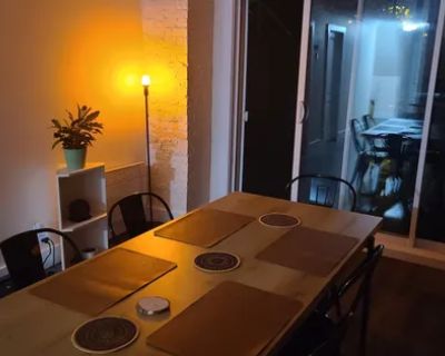 D'Iberville. Rental Period: Unlimited. Available from: ASAP. ENGLISH FOLLOWS ------------------------ Chambre de 3m x 5m louer dans une maison de 2 tages (sous-sol et rez-de-chauss e), disponible imm diatement. La chambre est meubl e et situ e au rez-de-chauss e. 7 minutes de marche de la station de m tro D'Iberville. Code postal: H2E 2Z3. La maison est vaste, compl tement r nov e et comprend 2...