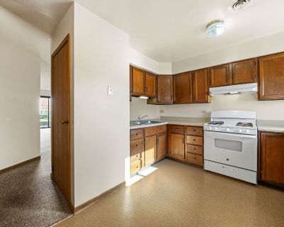 1 Bedroom 1BA 720 ft Pet-Friendly Apartment For Rent in Burbank, IL