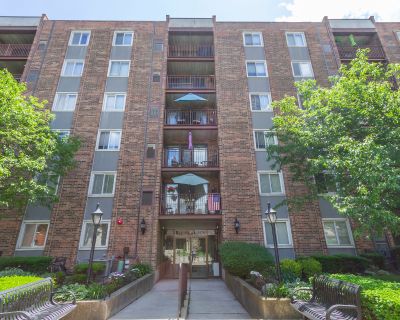 2 Bedroom 2BA 1200 ft Condo For Sale in Des Plaines, IL