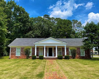 3 Bedroom 2BA 2150 ft Single Family Home For Rent in Lawrenceville, GA