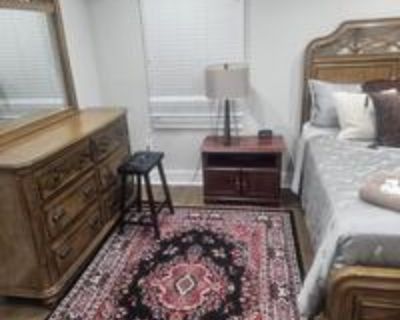 Move into a comfortable Duplex / Multiplex today! Newly-renovated and modern, this is the perfect place to call home. The kitchen comes equipped with a fridge, sink, oven, stovetop, as well as garbage disposal, making it the perfect spot to whip up a meal or two. The neighbourhood is near highways, and you won t be far from all East Point has to offer. There is 24/7 surveillance video security ...