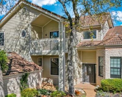 4604 Palisade Dr. Escape to this contemporary-styled, 4 bedroom/3 full bathroom home. It is sited on a beautifully landscaped lot tucked away at the end of a cul-de-sac in the terrific subdivision of Cliffs Over Lake Austin. The home offers different levels of living, soaring ceilings and a cozy fireplace in the family room. The main level includes a spacious formal dining room, large kitchen w...