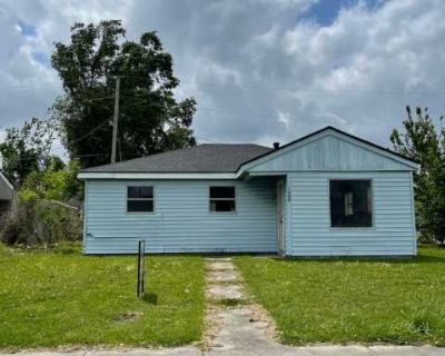 3 Bedroom 1BA 861 ft Pet-Friendly Apartment For Rent in Lake Charles, LA