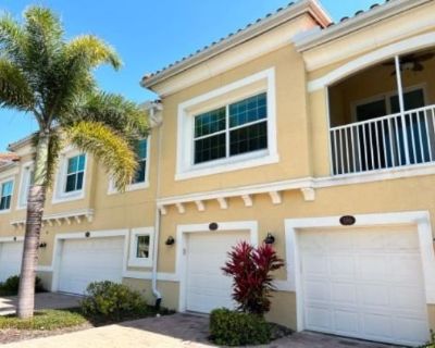 2/2 Townhome in Gated Bay Street Village