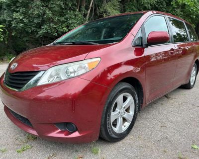 2013 Toyota Sienna LE Minivan 4D
