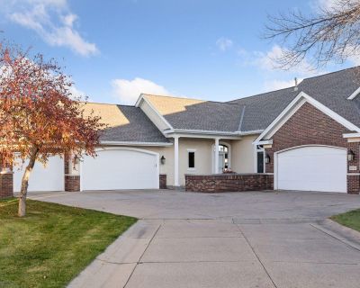 3 Bedroom 2BA 3535 ft Pet-Friendly Townhouse For Sale in Plymouth, MN