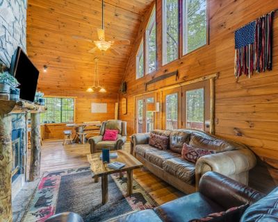 3 Bedroom 2BA Pet-Friendly Cabin Vacation Rental in Mountain's Edge, Ellijay, GA