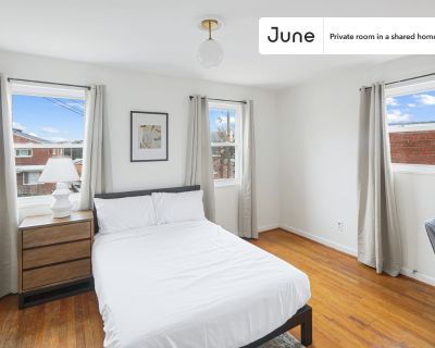 PLEASE NOTE: This is a private room in a shared apartment. You will have your own bedroom and shared common areas (kitchen, bathroom, etc.) with other residents.Queen bedroom in a 4 bedroom / 2.5 bathroom apartment!This Queen room in Fort Totten is available on a 12 month lease or a flexible short term (31 to 364 days) lease. You pick your custom start and end date. Monthly rent rate is determi...