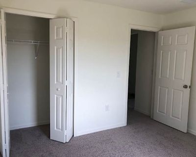 Private room with shared bathroom in a House with 1 roomie
