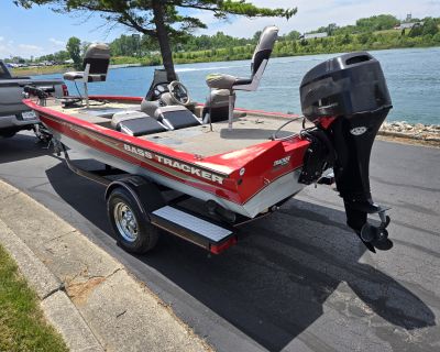 2004 Tracker Pro Team 175 SE comes with: 40 h.p. Mercury ELPT EFI with Only 87 Hours, Livewell, Rod Locker, 43 lb. Motorguide, and more. See Pictures for details.