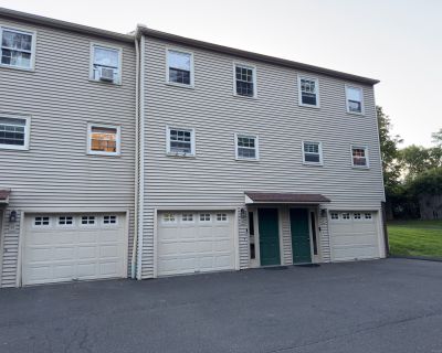 2 Bedroom 1BA 1105 ft Apartment For Rent in Brookfield, CT