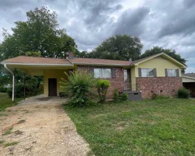 4 Bedroom 2.5BA 1450 ft Pet-Friendly Apartment For Rent in Chattanooga, TN