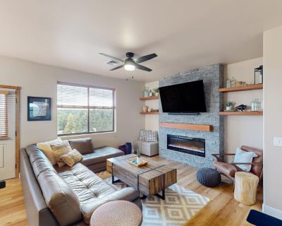 2 Bedroom 2BA Pet-Friendly Getaway Vacation Rental in Ridgetop Retreat - Unit A9,...