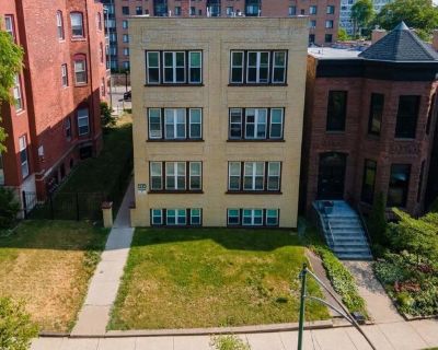 619 E Groveland Park Apt 2W. Introducing 619 E. Groveland Park, a remarkable 2-bedroom + den, 1-bath apartment in the coveted Groveland Park community of Chicago, IL. This fantastic home offers a spacious 1,050 square feet of living space at an affordable price of $2,000. Located in a unique gated-like community within the city, this apartment boasts the convenience of garage parking-a true lux...