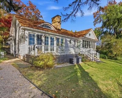 508 Centre Island Rd. This gorgeous cottage, set on a large, secluded estate, features cathedral high ceilings and elegant architectural details, thoughtfully designed to harmonize beauty, comfort, and luxury. Every room has been carefully crafted to enhance the serene coastal lifestyle that this private island offers. As soon as you walk in, the open space, cathedral ceiling, dropped chandelie...