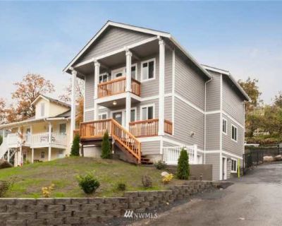 3 Bedroom 2.5BA 2000 ft Pet-Friendly Apartment For Rent in Renton, WA