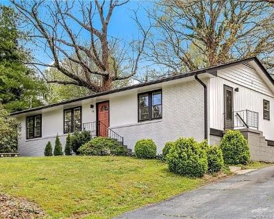 3 Bedroom 1BA 1188 ft Furnished Apartment For Rent in Asheville, NC