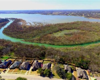 This Beautiful Home Has Beautiful Backyard Views & No Back Neighbor